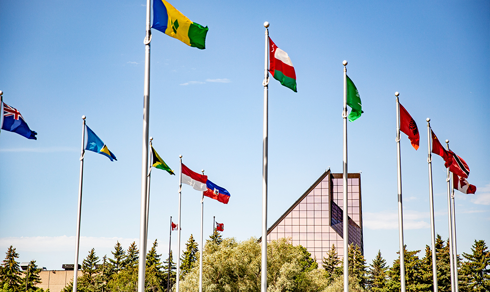 Plusieurs drapeaux hissés devant la Monnaie de Winnipeg. Plusieurs drapeaux hissés devant la Monnaie de Winnipeg.