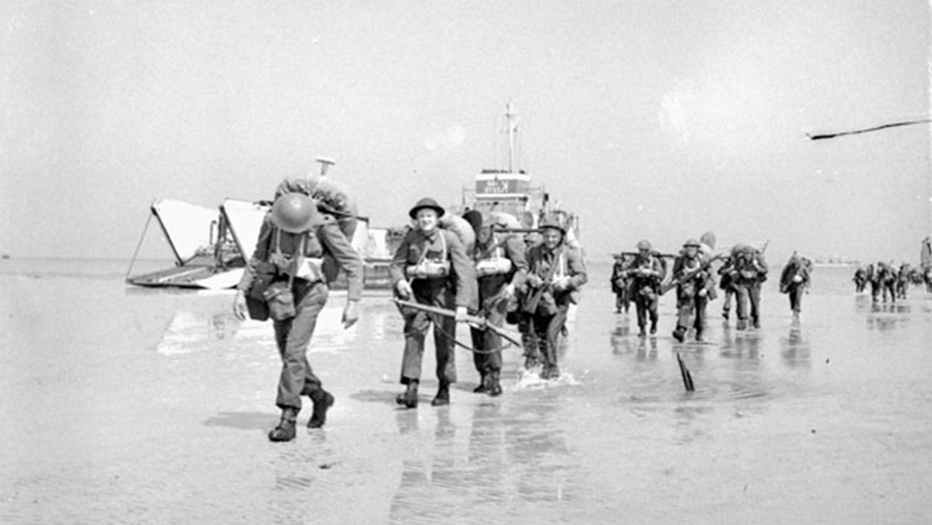 Canadian Infantry landing from invasion barges / Canada Dept. of National Defence / PA-132655