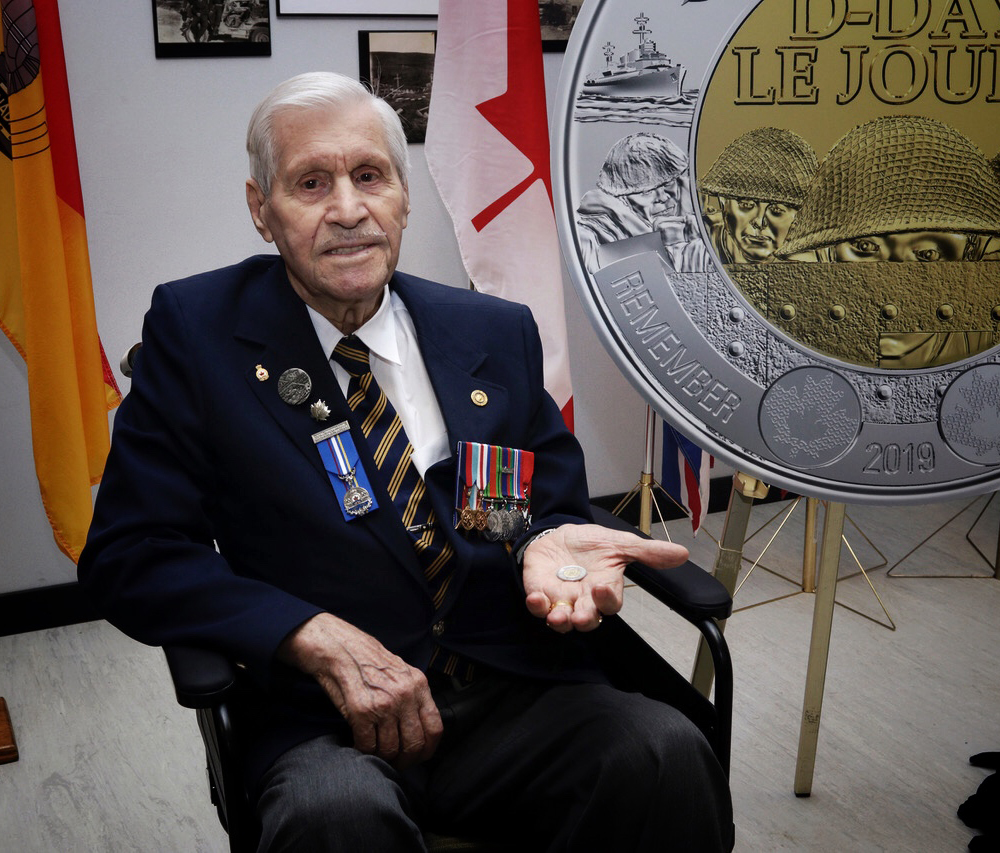 Alphonse Vautour a été le premier Canadien à recevoir la pièce montrant des soldats qui regardent en direction de Juno Beach depuis leur péniche de débarquement, une scène dont il se souvient encore comme si c’était hier : « Quand nous sommes descendus de nos péniches, nous étions livrés à nous-mêmes. »