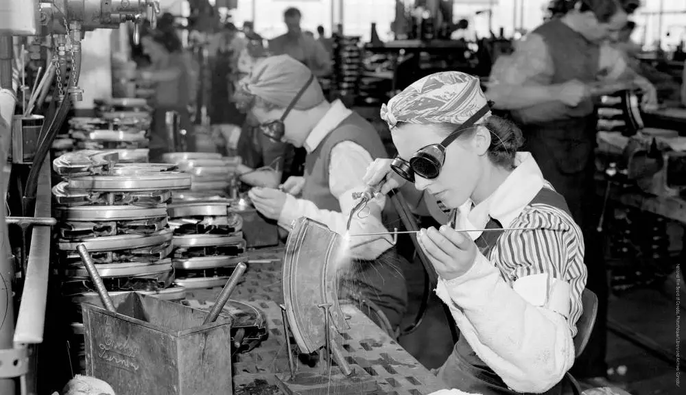 image The new units allowed women to enlist and take over administrative, clerical and other similar roles so men in the Air Force and Army could take on heavier duties. The women’s units quickly became so critical to military operations that in 1942 they were officially integrated into their respective branches as the Royal Canadian Air Force Women’s Division and the Canadian Women’s Army Corps