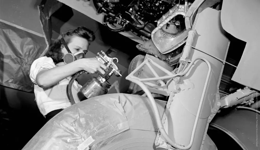 image With the creation of the Women’s Royal Canadian Naval Service in 1942, women could officially enlist in all three branches of the Canadian miltary. They gradually took on traditionally male-dominated tasks including instrument and engine repair, safety system and parachute maintenance, and radar and radio operation.