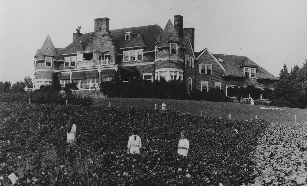 image La maison principale Beinn Bhreagh, construite en 1892 et 1893. La famille Bell a passé de nombreux étés dans cette grande et imposante maison.