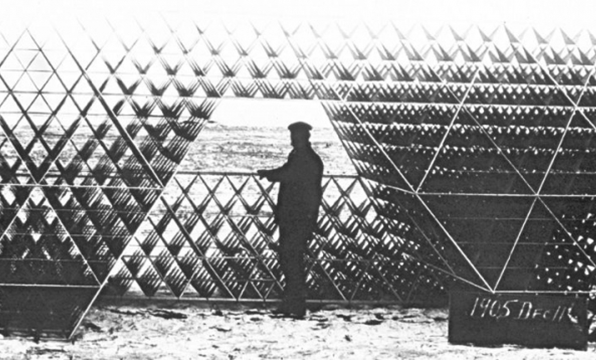 image Workman and a tetrahedral kite