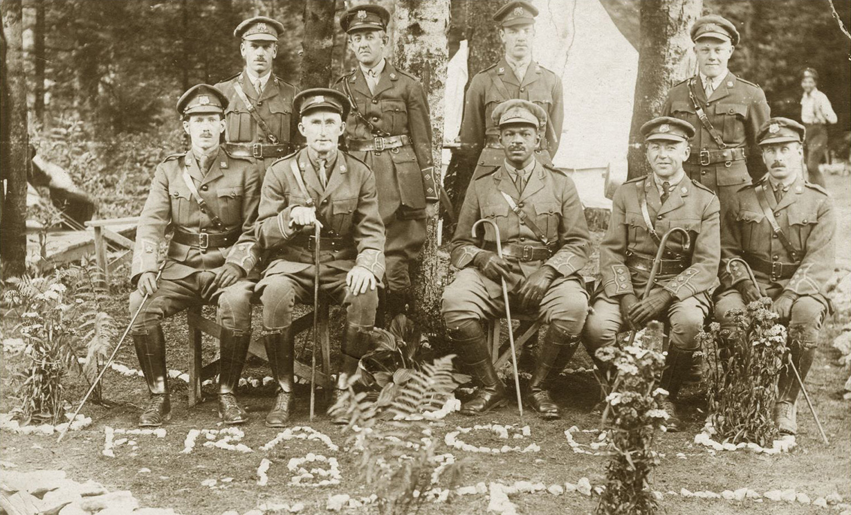 image Neuf officiers du 2e Bataillon de construction en uniforme, dont le révérend W. Andrew White (assis au milieu)