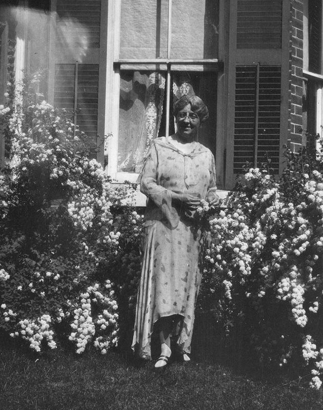 image L. M. Montgomery dans son jardin, Norval – v. 1932