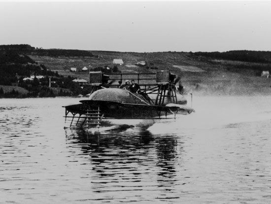 L’hydroptère se déplaçant sur l’eau